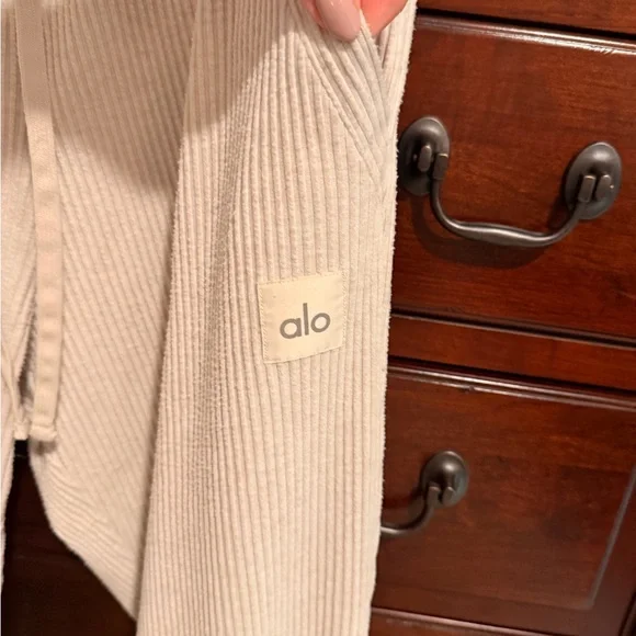 Medium ALO Yoga Muse Hoodie & Sweatpant Ivory color Set - Picture 4 of 4